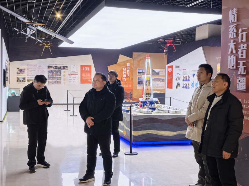 队组织“大地生辉—安徽地质矿产主题展”参观活动