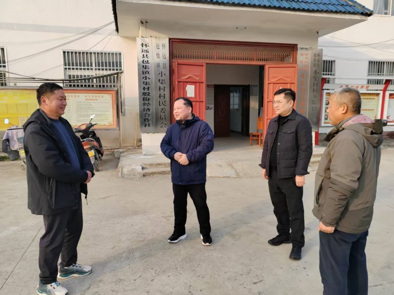 唐建华看望慰问驻村干部